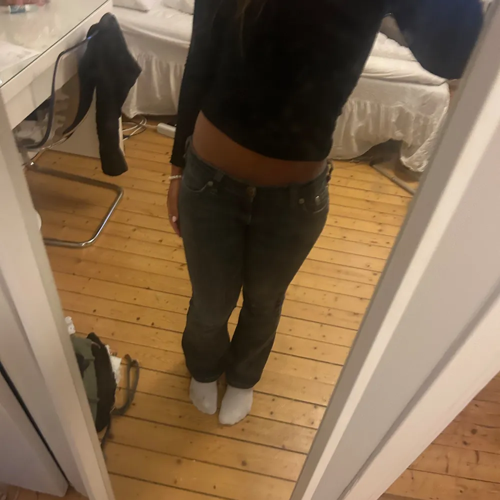 Ganska bra skick, mellan benen har de skavts lite men det är inget som ses när man har på de eftersom det är precis mellan benen. Jeans & Byxor.