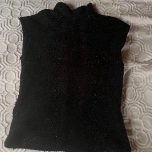 Topp med hög krage - Glittrig topp med hög krage från Zara köpt i vintras