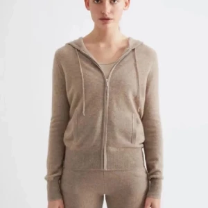 Soft goat tröja  - Säljer denna super fina tröjan från soft goat då den inte kommer till användning tyvörr så den är nöstan aldrig använd💕 det är storlek M men skulle mer säga xs/s