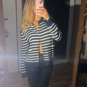 Randig kofta - Randig kofta från zara, oanvänd. Storlek L men har vanligtvis S, lite oversized 