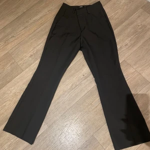 Kostymbyxa Vilma - Fina kostymbyxor från bikbok i modellen Vilma Petite. Helt oanvända, sitter helt perfekt i längd om du är ca 160 cm. Pris går att förhandla. 