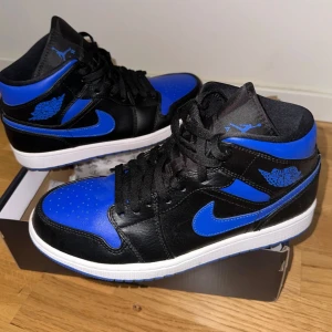 Air Jordan 1 Mid (black/blue)  - Air Jordan 1 Mid endast använda 1 gång, i princip helt nya. Storlek 43