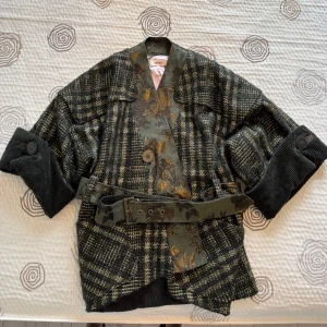 KENZO - Jacka Dam Exklusiv - Väldigt fin jacka feån Kenzo i gott skick.   Nypris ca 15,000. 