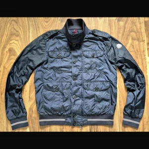 Moncler delonix - Säljer nu denna as feta moncler jacka! grymt skick i storlek 3 vilket motsvarar ungefär M. Äkthetsbevis finns! Tveka ej om ni har några funderingar !