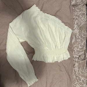 One shoulder top - Vit one shoulder top, aldrig använd.
