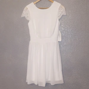 Klänning från Bubbleroom 🌸 - Helt oanvänd klänning med tags kvar från Bubbleroom i storlek 32. 