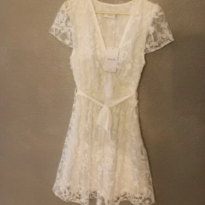 Klänning från Vila 🌸 - Helt ny oanvänd klänning med tags kvar. Nypris 799:- Storlek 34