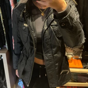 Biker Inspirerad Jacka  - Sjukt cool jacka med skärp i midjan. Mörkblå, nästan svart. Passar mig som har storlek 36-38🏍️