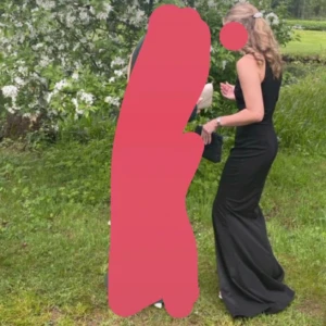 Balklänning Zalando XS - Säljer denna svarta balklänning från Zalando xs, använd 1 gång! Säljer för 450kr🫶🏼