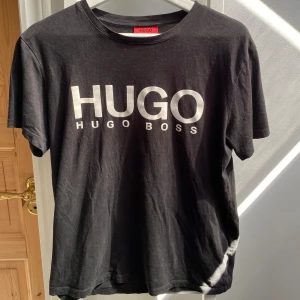 Hugo boss t-shirt, svart. - Boss t-shirt som jag använt fåtal gånger. Bra skick och en nice tröja.