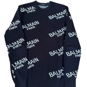 Balmain all over print - Stickad Balmain all over print  Svart Cond: 10/10 Size: M 1250kr 