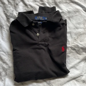 Ralph lauren pike - En snygg och fräsch lång ärmad pike från Ralph lauren. Den är i storleken M och är en slim fit.