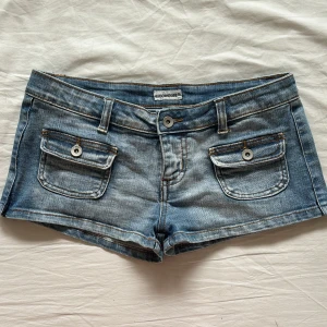 Lågmidjade shorts - Lågmidjade shorts i storlek 36. Har tyvärr inga bilder med shortsen på då de tyvärr är för små. 39cm tvärs över. säljer även ett par liknande!💋