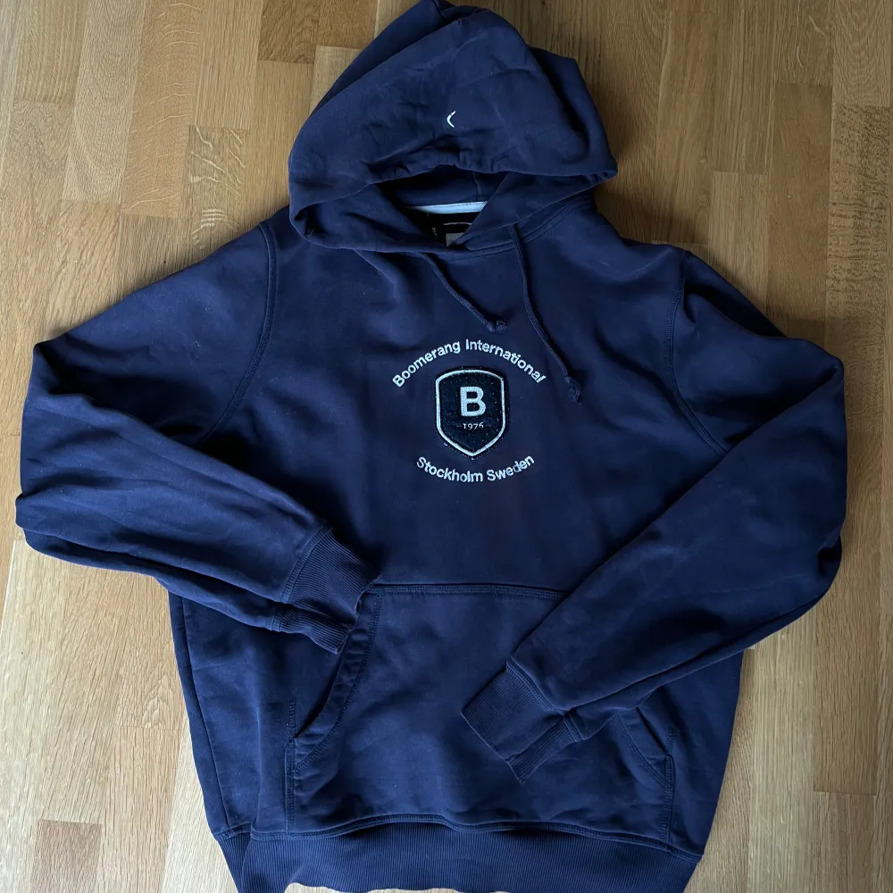 Vintage Boomerang hoodie, missfärgning och defekter finns, kan skicka närmare bild på det vid intresse :)  Storlek XL men skulle säga att den är mer som en L. Hoodies.