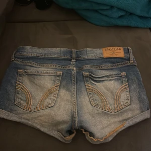 Skit snygga shorts från hollister - Jag var i costa rica för ngn månad sen och köpte dehär jätte snygga hollister shortsen men sen den dagen har de inte kommit till andvänding. De är i helt perfekt skick pris kan diskuteras . Skriv privat om ni har frågor!!❤️❤️ 