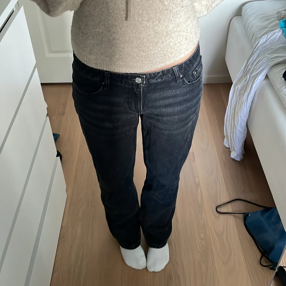 Säljer mina jeans i modellen arrow från weekday då jag inte använder de längre🌟   Stl 29/32. Jeans & Byxor.