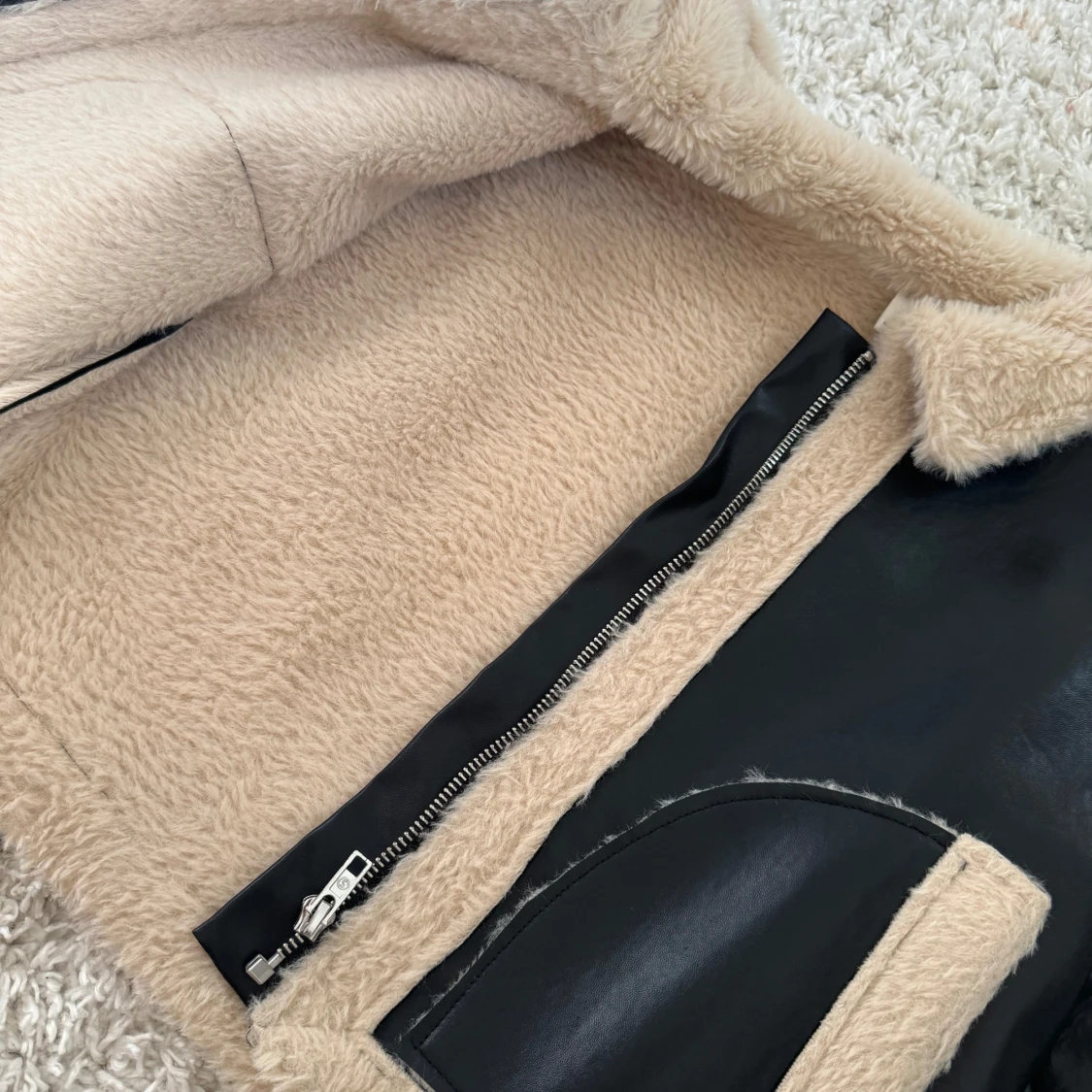 Svart skinnjacka med detaljer från Shein  - 90