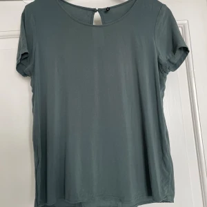 Blus i viskos med fint fall - Topp med superfint fall i viskos. Tunn och skön till sommaren. Från ONLY i storlek S. Mycket fint skick! 🌸