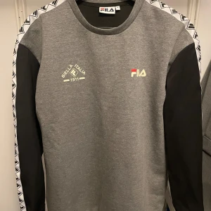 Grå och svart tröja från Fila - Sweatshirt Fila, använd fåtal gånger, som ny. Storlek M