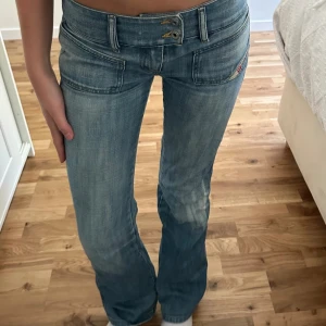 lågmidjade diesel jeans - i bra skick! innebenslängd 72cm. Midjemått 36cm  Köpta här på Plick men tyvärr passa de inte 🩷