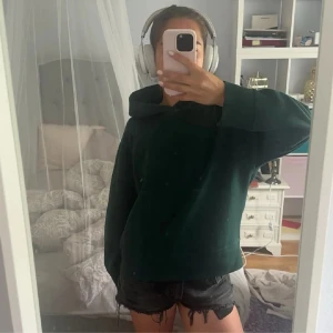 Hoodie  - Säljer denna mörk gröna hoodien från zara!