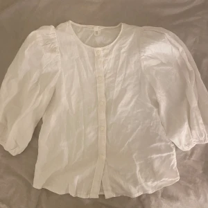 Blus/skjorta - Blus/skjorta, väldigt somrig och fin🤍🪩   Den är i nyskick då den blivit använd fåtal gånger!   Storlek:xs  Märke:h&m 