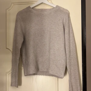 Stickad tröja - Jättefin stickad tröja som inte kommer till användning. Köpt i London 🩷 på bilden ser den grå ut men i vanligt ljus är den vit/beige