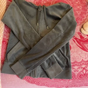 💕Grå Juicy kofta💕 - Hej, säljer min Juicy kofta så jag behöver pengar och inte har användning till den mer. Bra skick, lite nopprig på snörena som man ser på bilden men annars jätte fin💕