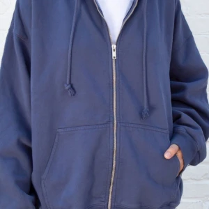 Mörkblå zip up - En oversized, mörkblå zip up från brandy melville | Nypris: 450kr | Nyskick, har bara satt på mig den en gång 