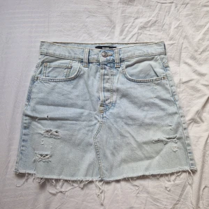 Jättefin jeanskjol  - Jättefin ljusblåa jeanskjol från bikbok i storlek S.  Midjemått tvärs över: 38cm Skriv till mig först om du har frågor eller är intresserad 🥰🫶🏻