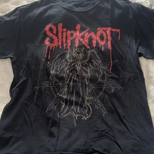 Slipknot merch - Bra skick och köpt från deras egna hemsida, säljer då tröjan inte passar min stil längre samt att den är för stor