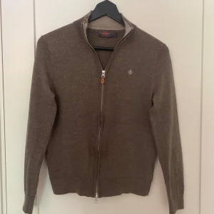 Morris fullzip - Morris fullzip i nyskick  Storlek S men den är liten i storlek 
