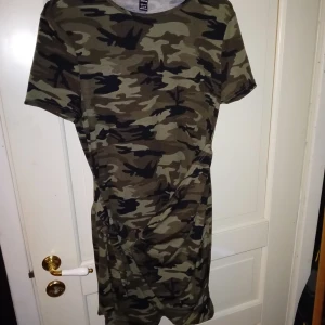 Ny klänning  - Ny camouflage mönstrad klänning från shein.  Storlek L. Men passar storlek  M / L .