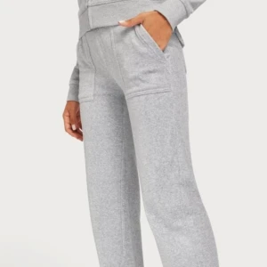 Juicy couture byxor  - Säljer mina gråa juicy byxor i storlek S. Dom är använda lite gran men säljer då dom inte kommer till användning, pris går att diskutera,