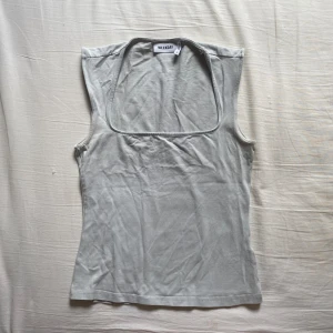 Topp - Ljusblå Topp från weekday ❣️ Skulle säga att den har lite svettfläckar, men syns knappt // använd gärna köp nu!