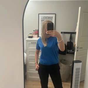 Topp/ thisert - Säljer denna fina blå fin stickad eller hur man ska beskriva den toppen/ thiserten. Den är i mycket fint skick och använd en gång. Säljer för 100 kr