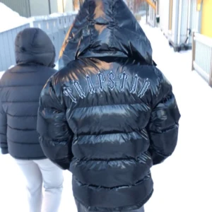 Trapstar jacka  - En fin trapstar jacka. Använd 1 vinter inga skador alls på den. Limiterad vara slutat sälja.