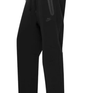 Nike byxor - Helt oanvända Nike byxor storlek S jötte fina köpt för 1350 från Nike fick dom i present men dom va för stora