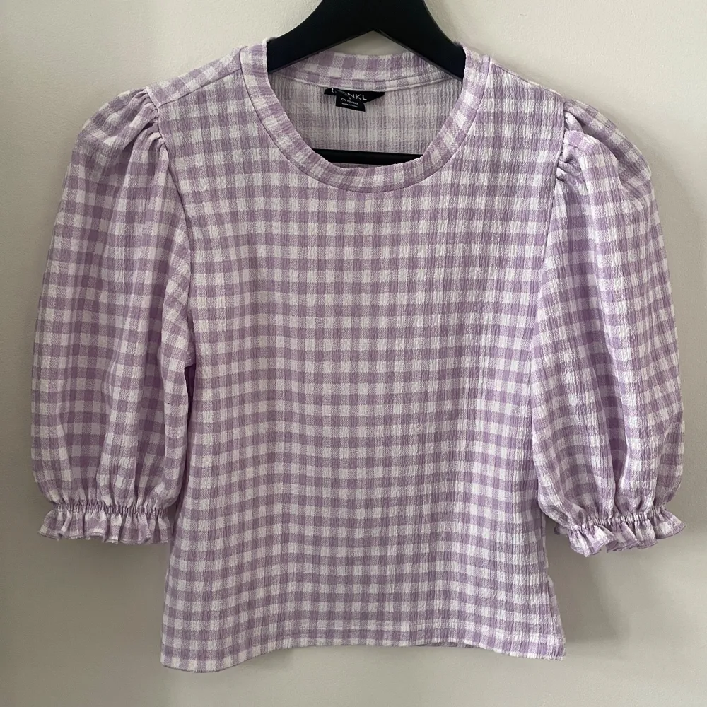 Blus med puffärmar och gingham-mönster. I mycket bra skick, endast använd ett fåtal gånger! . Blusar.