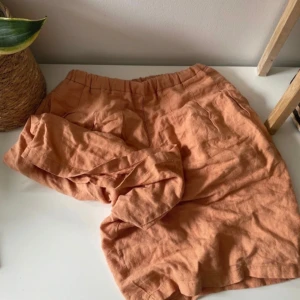 Strandshorts - Längre shorts perfekta till strand eller till vardags. Fin aprikosfärg. Byxorna är i 100% linne och är från zara, men lappen är tyvärr inte kvar då jag köpte de för väldigt länge sedan. 