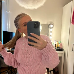 Stickad tröja - Rosa stickad tröja som aldrig är använd! 