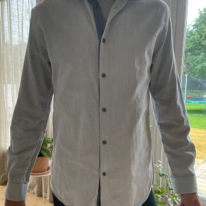 Vitgrå Skjorta - L  Bra skick