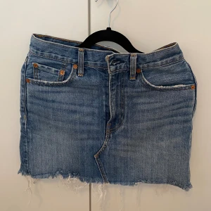 Jeanskjol Levis - Storlek 25, fint skick. 300kr.