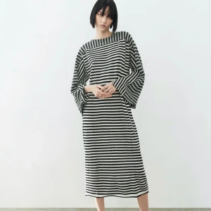 Lång extra mjuk stickad ullklänning 100% ull - Den är i superbra skick och aldrig kommit till användning💖 den är supersnygg och passar perfekt nu inför sommaren och hösten !! Inga defekter alls . Prislapp kvar , köpt för 850kr .🌸 100% ULL