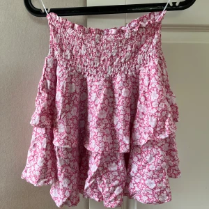 Volangkjol - Säljer denna rosa Volangkjol som är köpt på gekås❤️aldrig använd Priset går att diskutera 