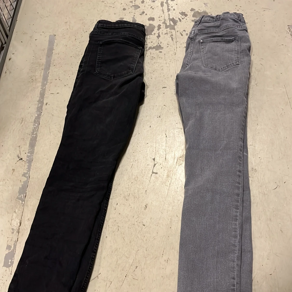 Gråa jeans