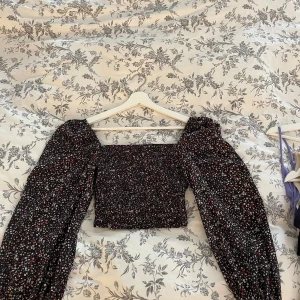 Tröja  - Somrig tröja/blus, lätt o luftigt material🤍