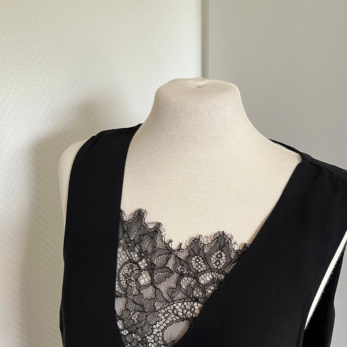 H&M svart spets linne - 90