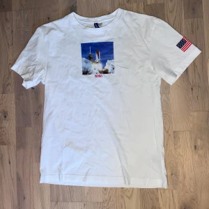 Vit NASA T-shirt  - Vit NASA T-shirt från HM Divided i storlek S. Endast använd någon enstaka gång, knappt tecken på användning. 