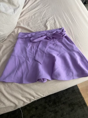 Volang kjol - En jättesöt volang kjol i storlek s, aldrig använd. Har shorts inne så perfekt nu till sommaren!